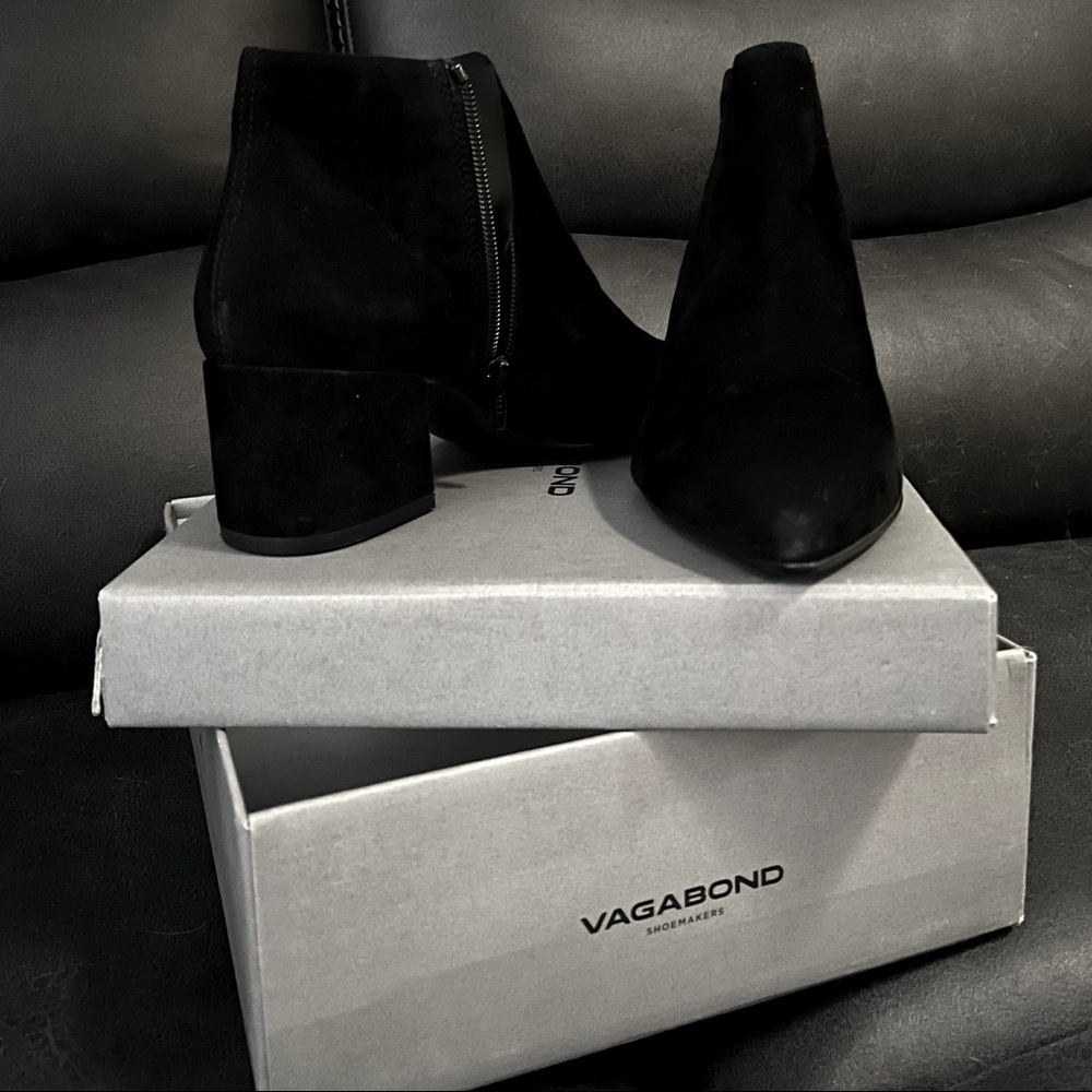 Vagabond shoemakers ankle height boot with heel and zipper velvet